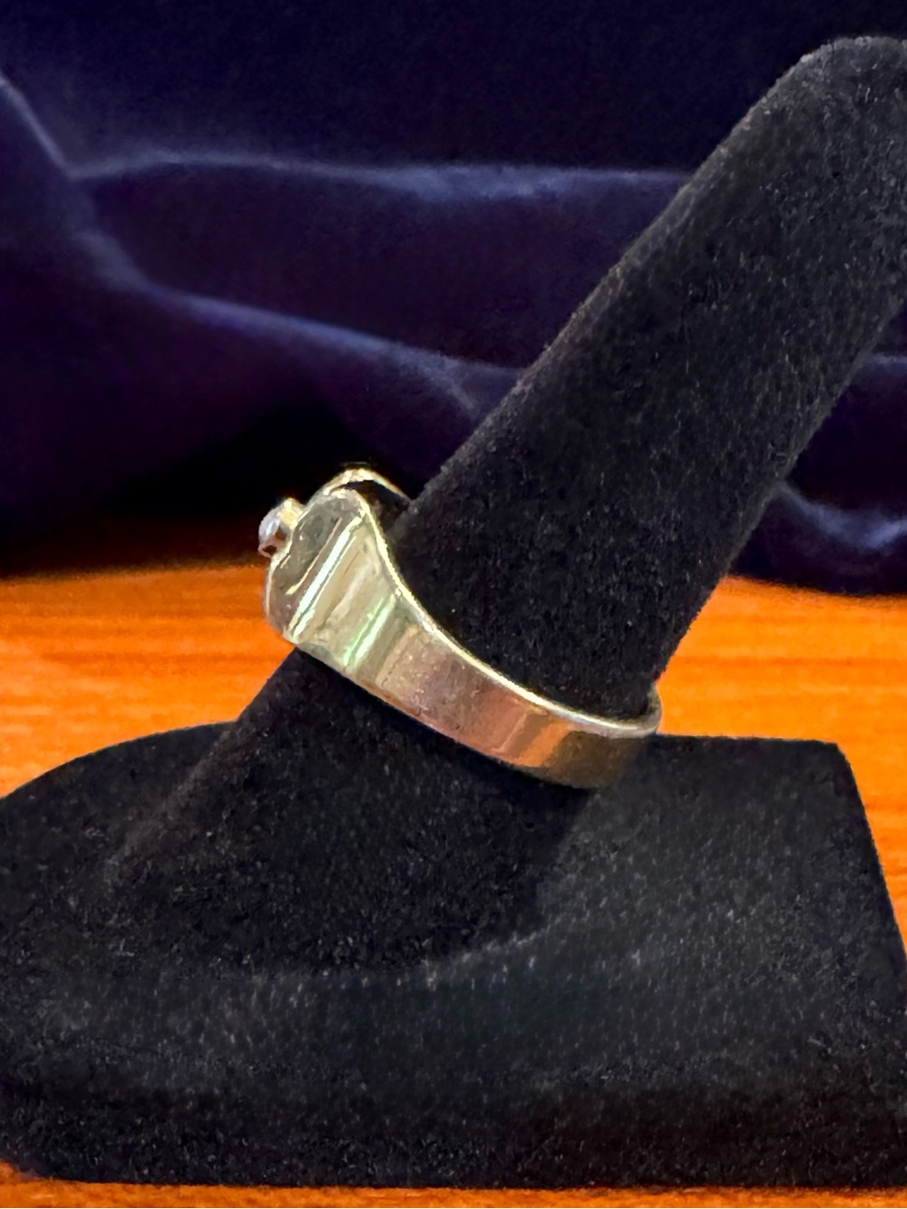 Vintage Avon Ring—Sz. 7, GoldTone, 1 Clear Bezel Set Stone, “Pinched” Setting - Picture 3 of 8